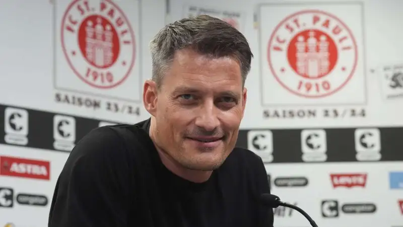 Huấn luyện viên Alexander Blessin của St Pauli