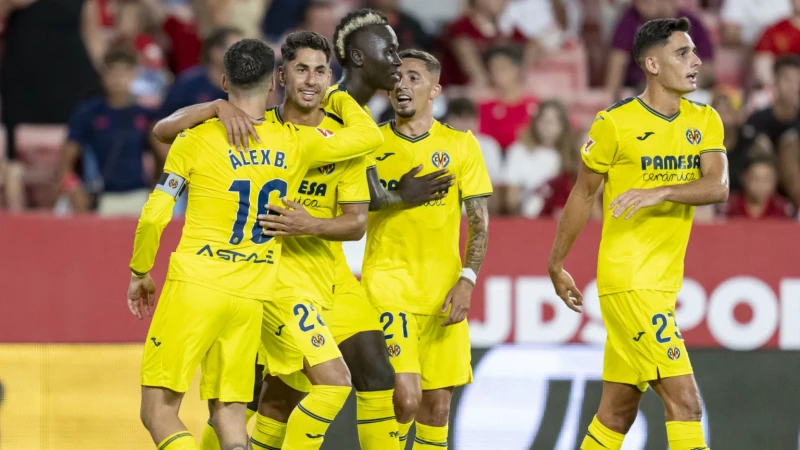 Ayoze Perez của Villarreal ăn mừng bàn thắng cùng đồng đội