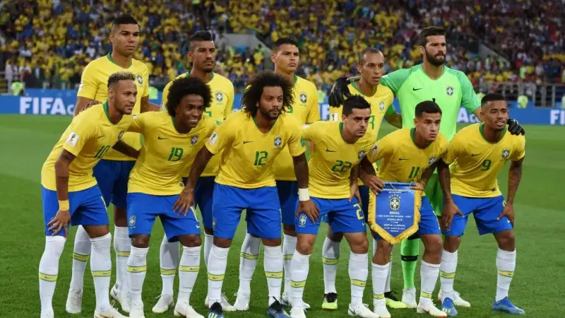 Đội tuyển bóng đá Brazil chụp ảnh trước trận đấu