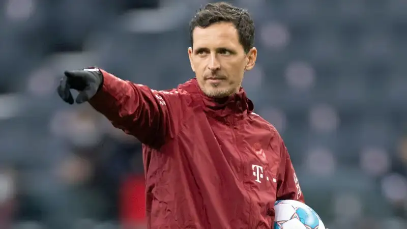 Huấn luyện viên Dino Toppmoller của Eintracht Frankfurt