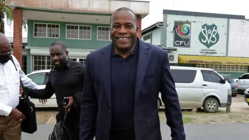 Huấn luyện viên Stanley Menzo của Suriname